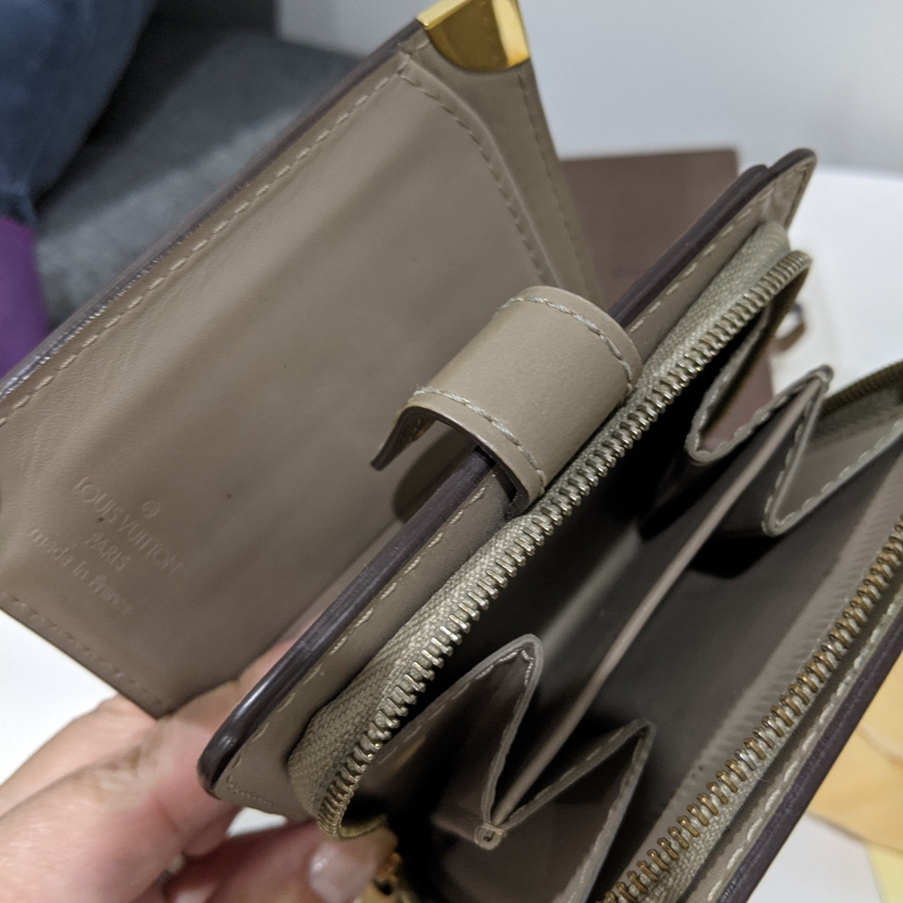 Louis Vuitton Suhali beige compact wallet - Picture 5 of 9